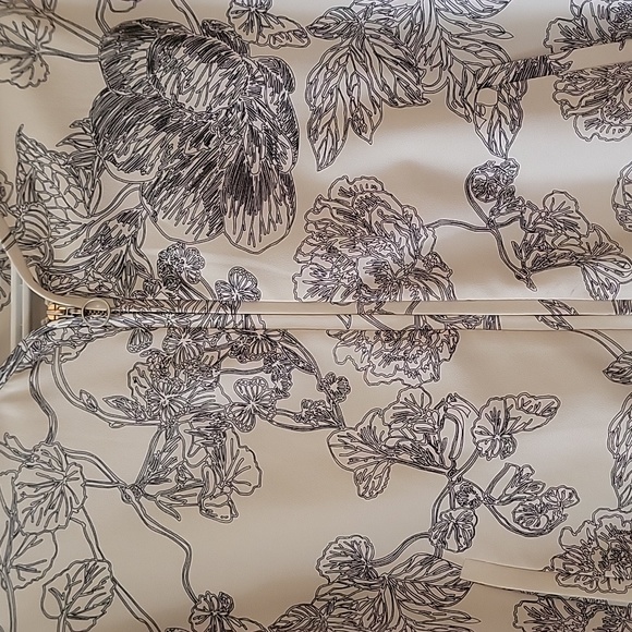 Tan & black floral zip-up jacket - Picture 2 of 3